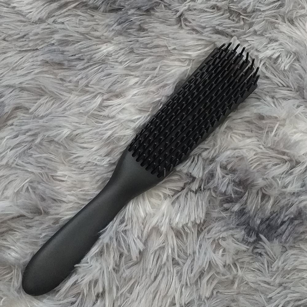 Flexible detangling brush